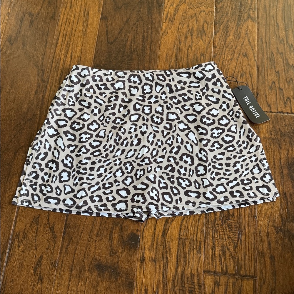 TAIL Upf 50 Leopard Print Capri Skort Sz S -NWT!